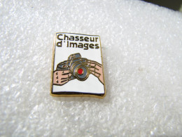 RARE  PIN'S    PHOTOGRAPHIE CHASSEUR D'IMAGES  BLANC  OBJECTIF ROUGE     Zamak  DECAT - Fotografie