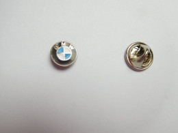 Beau Mini Pin's , Logo Auto BMW , Moto , Diamètre : 10 Mm , Fond Argenté Quadrillé - BMW