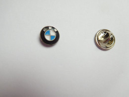 Beau Mini Pin's , Logo Auto BMW , Moto , Diamètre : 10 Mm , Fond Argenté , Signé : D&M , Démons & Merveilles - BMW