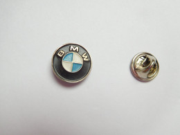 Beau Pin's En Relief , Logo Auto BMW , Moto , Diamètre : 15 Mm , Fond Argenté Quadrillé - BMW
