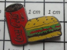 616C Pin's Pins / Beau Et Rare / BOISSONS / COCA-COLA CANETTE ET HAMBURGER - Coca-Cola