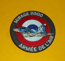 TISSU PATCH : MIRAGE 2000 , ARMEE DE L'AIR  , DIAMETRE 9 CM , BON ETAT VOIR PHOTO . POUR TOUT RENSEIGNEMENT ME CONTACTER - Blazoenen (textiel)