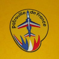 TISSU PATCH : PATROUILLE DE FRANCE  , DIAMETRE 9 CM , BON ETAT VOIR PHOTOS . POUR TOUT RENSEIGNEMENT ME CONTACTER. REGAR - Blazoenen (textiel)