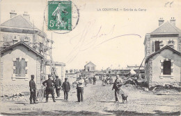 MILITARIA ( Caserne ) - CPA Animée - 23 - LA COURTINE : Entrée Du Camp ( Bonne Animation En 1er Plan ) - Creuse - Kazerne