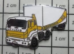 713F Pin's Pins / Beau Et Rare / TRANSPORTS / CAMION JAUNE ET BLANC LEYLAND ROADTRAIN - Transports