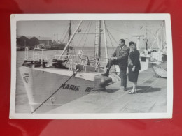 PH - Ph Original - COUPLE SENIOR DANS LE PORT À CÔTÉ DE GRANDS BATEAUX - Boats