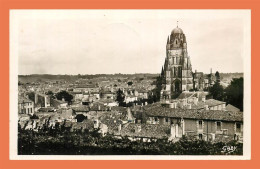 A700 / 367 17 - SAINTES Vue Générale Et Eglise Saint Pierre - Saintes