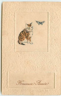 N°12173 - Carte Gaufrée - Heureuses Année - Chat Regardant Un Papillon - Neujahr