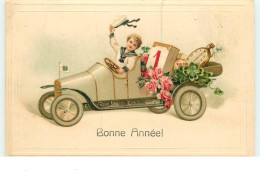 N°15670 - Carte Gaufrée - Bonne Année - Garçon Conduisant Une Voiture Remplie De Porte-bonheur - Neujahr