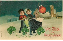 N°23165 - Carte Gaufrée - MSIB 13797 - Nouvel An - Enfants Près D'un Village, Tenant Des Lampions - New Year