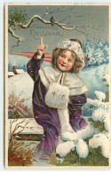 N°18824 - Carte Gaufrée - Fröhliche Neujahr - Fillette Avec Un Manteau Violet Assise Sur Un Banc Enneigé - Nieuwjaar