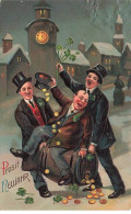 N°24325 - Carte Gaufrée - Nouvel An - Hommes En Costume Ayant Trop Bu, Un Assis Sur Un Tonneau - New Year