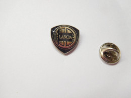 Beau Pin's , Logo Auto Lancia , Fond Argenté , Signé Badges Impact , époxy ,dimensions  : 16 X 16 Mm - Andere & Zonder Classificatie