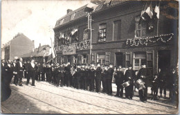 59 ROUBAIX - CARTE PHOTO - Revue De La Fanfare Devant Les Ets Delattre - Roubaix