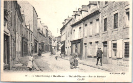 50 SAINT PIERRE - La Rue De Barfleur  - Saint Pierre Eglise