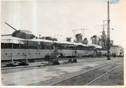 Torpilleur Casque En Cours D'armement Lors De Sa Construction à La Seyne Sur Mer (83) En 1938 - Boats