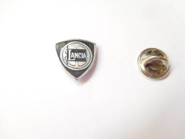 Beau Petit Pin's , Logo Auto Lancia , Fond Argenté Quadrillé , Dimensions  : 9,5 X 9,5 Mm - Andere & Zonder Classificatie