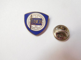 Beau Pin's En EGF , Logo Auto Lancia , Fond Argenté Lisse , Dimensions  : 18 X 18 Mm - Andere & Zonder Classificatie