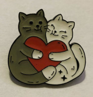 PINS CHATS AMOUREUX COEUR  / NEUF  / 33NAT - Animaux