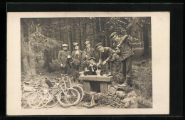 Foto-AK Männer Im Wald Mit Fahrrädern  - Autres & Non Classés