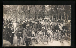 Foto-AK Menschenmenge Mit Fahrrädern  - Autres & Non Classés