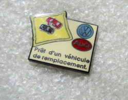 PIN'S    VOLKSWAGEN  AUDI  PRÊT D'UN VÉHICULE DE REMPLACEMENT  Zamak - Volkswagen