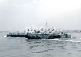 1960S REAL ORIGINAL PHOTO FOTO SHIP TUGBOAT TUG BOAT HUDSON RIVER MOBIL OIL NYC NY NEW YORK USA REBOCADOR BATEAU AT447 - Boats