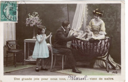 CPA FAIRE PART DE NAISSANCE - Photo De Famille Avec Bébé Dans Berceau - Colorisé "Marcel Vient De Naître" - Birth