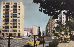 VANVES - Les Immeubles Vue Du  Square Dautry  Avec Une Dauphine Jaune Renault - Vanves