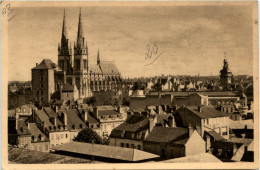 Moulins, La Cathedrale Et Làncien Chateau Des Ducs De Bourbon - Moulins