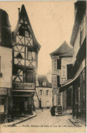 Moulins, Vieille Maison De Bois Et Rue De LÀncien-Palais - Moulins