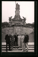 Foto-AK Familienfoto Vor Dem Niederwald-Denkmal  - Andere & Zonder Classificatie