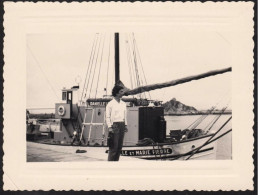 Jolie Photo Originale D'un Jeune Homme Posant Devant Bateau Danielle Et Marie Pierre à DOUARNENEZ 1960 10,6 X 8 Cm - Boats