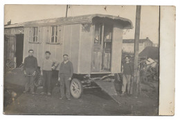 Roulottes En Construction Ou Réparation ( Pour Gitans, Bohémiens ..) Devant Un Atelier ? Carte Postale Photo à Situer. - Autres & Non Classés