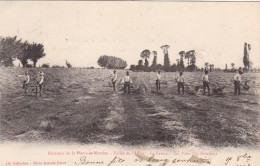 58. SAINT PIERRE LE MOUTIER.(ENVIRONS DE). LA FERME. LES FOINS. " LA FENAISON ". ANIMATION . ANNEE 1903+ TEXTE - Saint Pierre Le Moutier