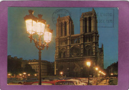 75 PARIS LA NUIT Notre Dame De Paris Et Son Parvis Illuminé - Paris Bei Nacht