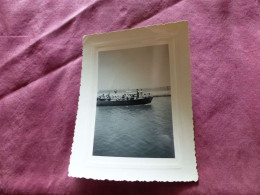 P-2298 , PHOTO, SNAPSHOT,  Sortie D'un Bateau Dans Le Chenal Du Grau Du Roi - Boats