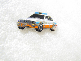 PIN'S    BMW  E 30  SERIE 3   GENDARMERIE  LUXEMBOURG  Email Grand Feu  DEHA - BMW