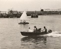 PHOTO-CARTE-ORIGINALE- BATEAU VOILIER ET LA BARQUE - Boats