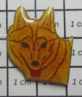 616C Pin's Pins / Beau Et Rare / ANIMAUX / LOUP JAUNE OU BLANC PAS PROPRE Bien Connu De Tous ! - Animaux