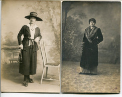 LOT DE 2 * Ancienne Photo Carte Studio Non Datée * Jeune Femme Très élégante Joli Chapeau Pour La 1ère - Mode