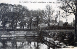 44  PAIMBOEUF  LE CHAMP DE MARS VERS L'USINE - Paimboeuf