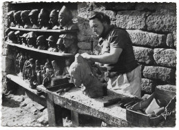 LOCRONAN (FINISTERE).JOB LE SCULPTEUR A SON ETABLI SUR LA PLACE DE LOCRONAN. - Locronan