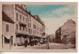 Carte Postale Ancienne Champagnole - Place Maréchal Foch Et Le Grand Hôtel - Champagnole