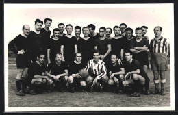 Foto-AK Fussball-Team Beim Mannschaftsfoto  - Soccer