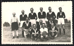 Foto-AK Fussball-Team Beim Mannschaftsfoto Auf Einem Sportplatz  - Fútbol