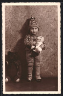 Foto-AK Kleines Kind Mit Kuscheltier Und Teddybär  - Used Stamps