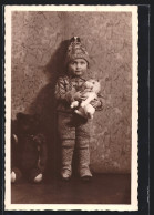 Foto-AK Kleines Kind Mit Weissem Spielzeughund Und Teddybären  - Used Stamps