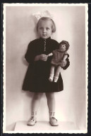 Foto-AK Junges Mädchen In Schwarzem Kleid Mit Geschminkter Puppe  - Used Stamps