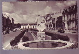 85 - LA ROCHE-sur-YON - AVENUE De La GARE ET STATUE DES DANSEURS VENDÉENS - AUTOMOBILE - - La Roche Sur Yon